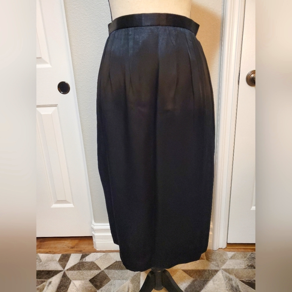 Elegant black satin skirt size 4 to 6.